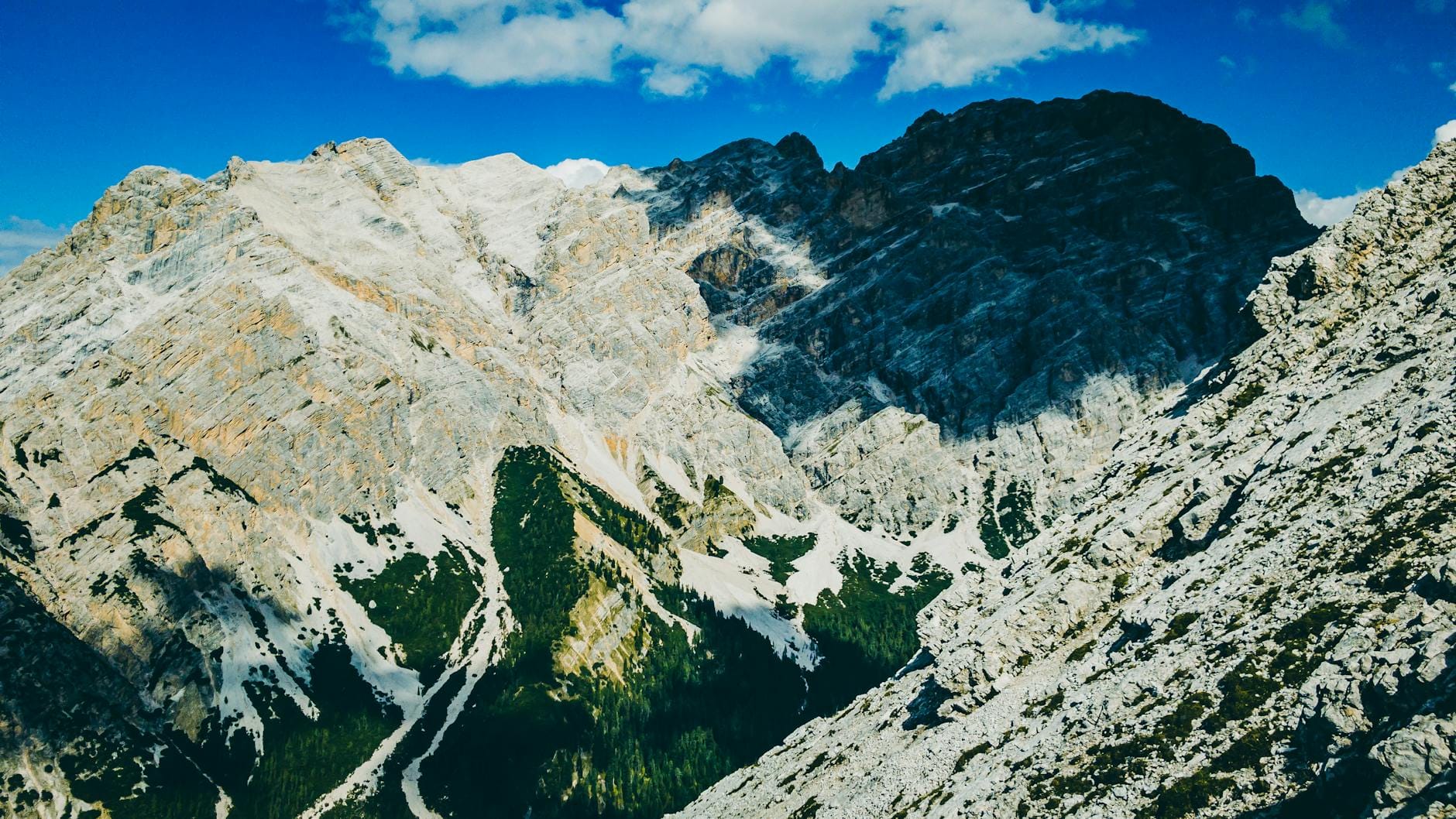 Szczyty i doliny Dolomitów latem, widok z górskiego szlaku
